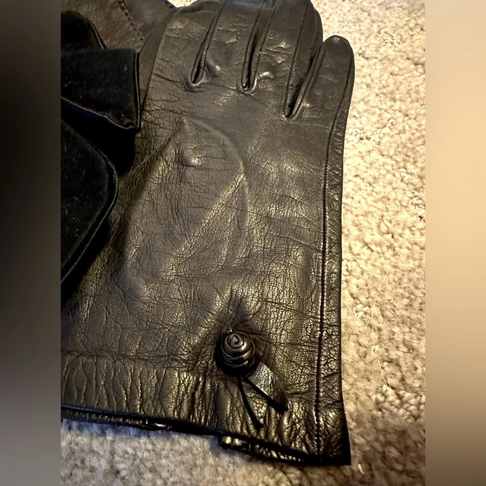 Vintage set of hand stitched leather and suede gloves. Size 6-7. - Picture 4 of 10